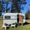 "Gepimpte caravan met kleurrijke en creatieve details."